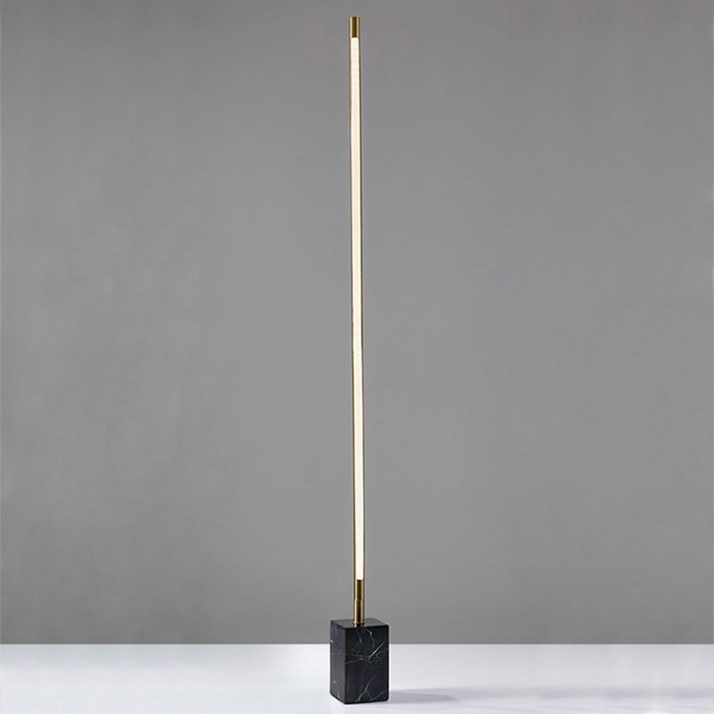 Edge minimalistinen lineaarinen lattiavalaisin, musta/kullanvärinen, metalli/marmori