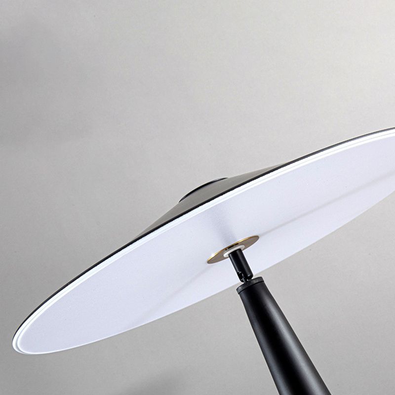 Salgado modern tefatformad golvlampa i metall, svart