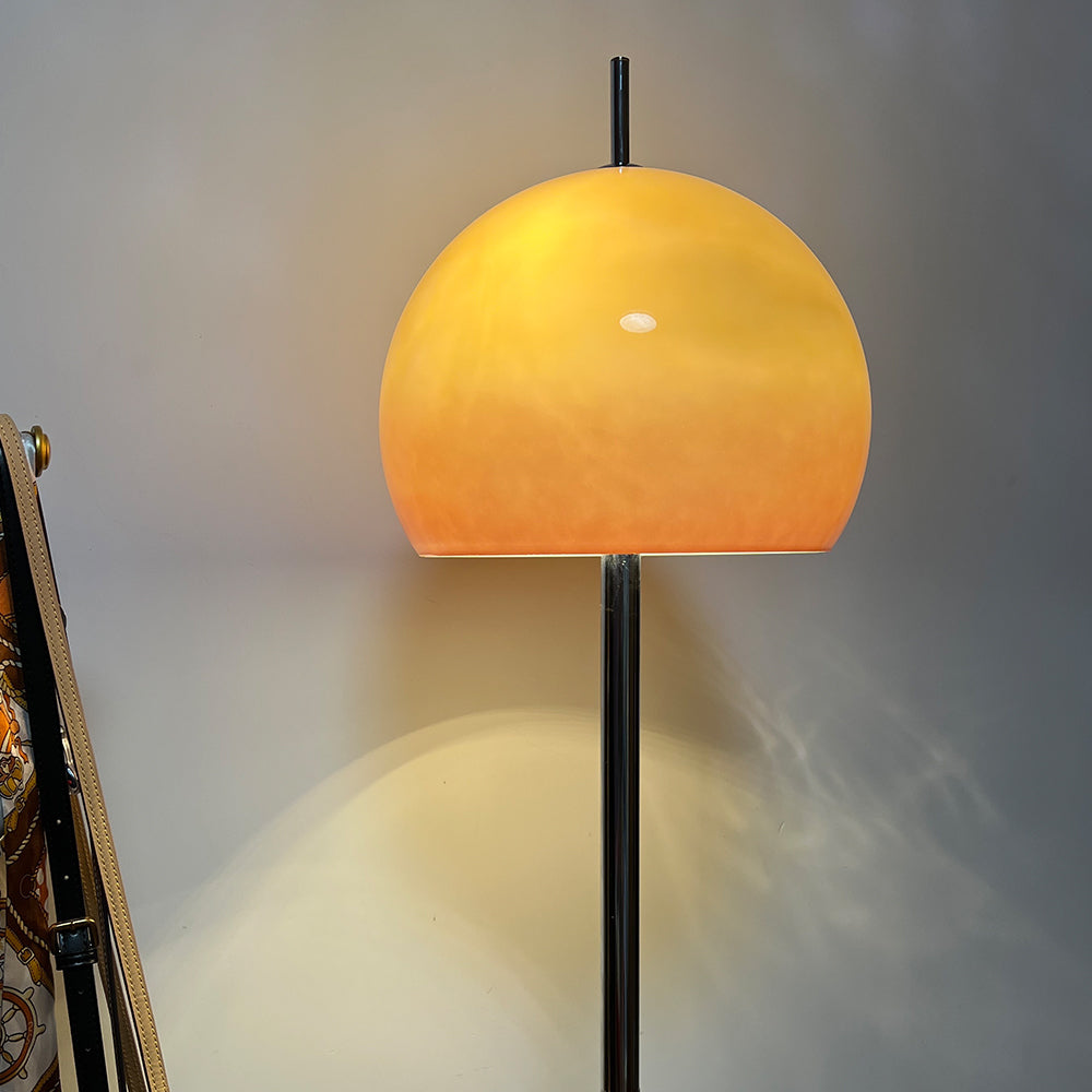 Mira kupolformad golvlampa i solnedgångsfärgat glas