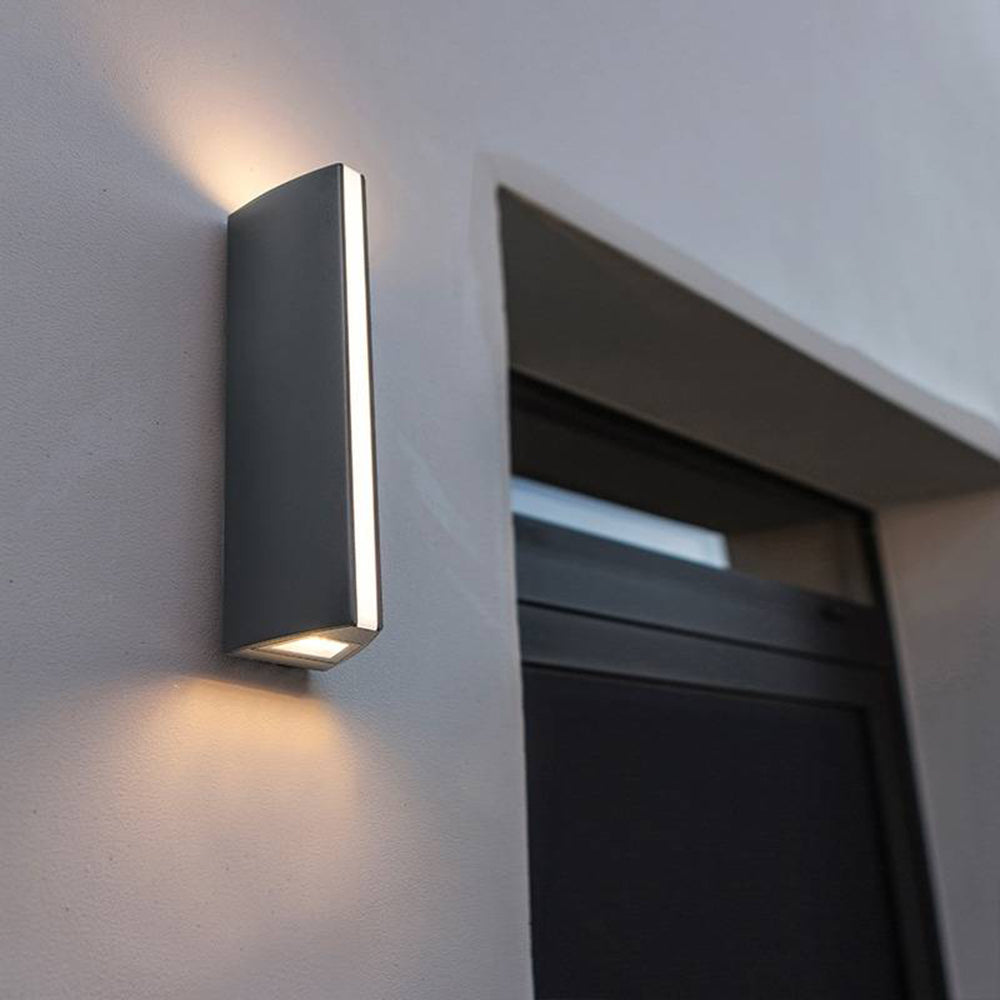 Ray modernt triangulärt prismformad vägglampa i metall för utomhusbruk, svart/silver
