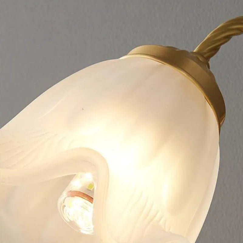 Arisha retro LED-indendørs væglampe i guld med blomsterformet design til soveværelse
