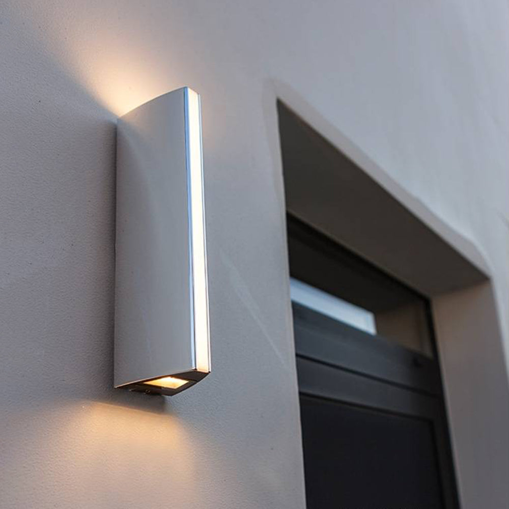 Ray modernt triangulärt prismformad vägglampa i metall för utomhusbruk, svart/silver