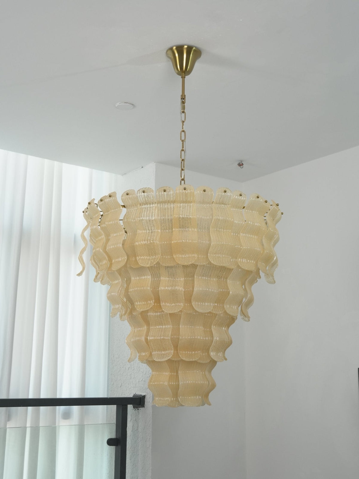 Lustre luxuoso Borzi em vidro amarelo com folhas