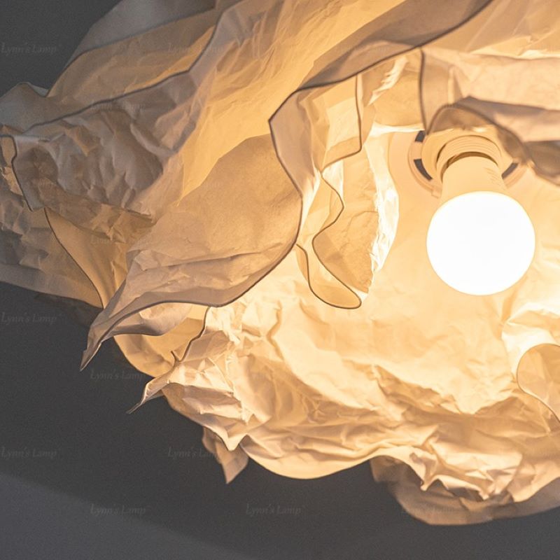 Ritta pendellampa i wabi-sabi-stil av molnformat papper