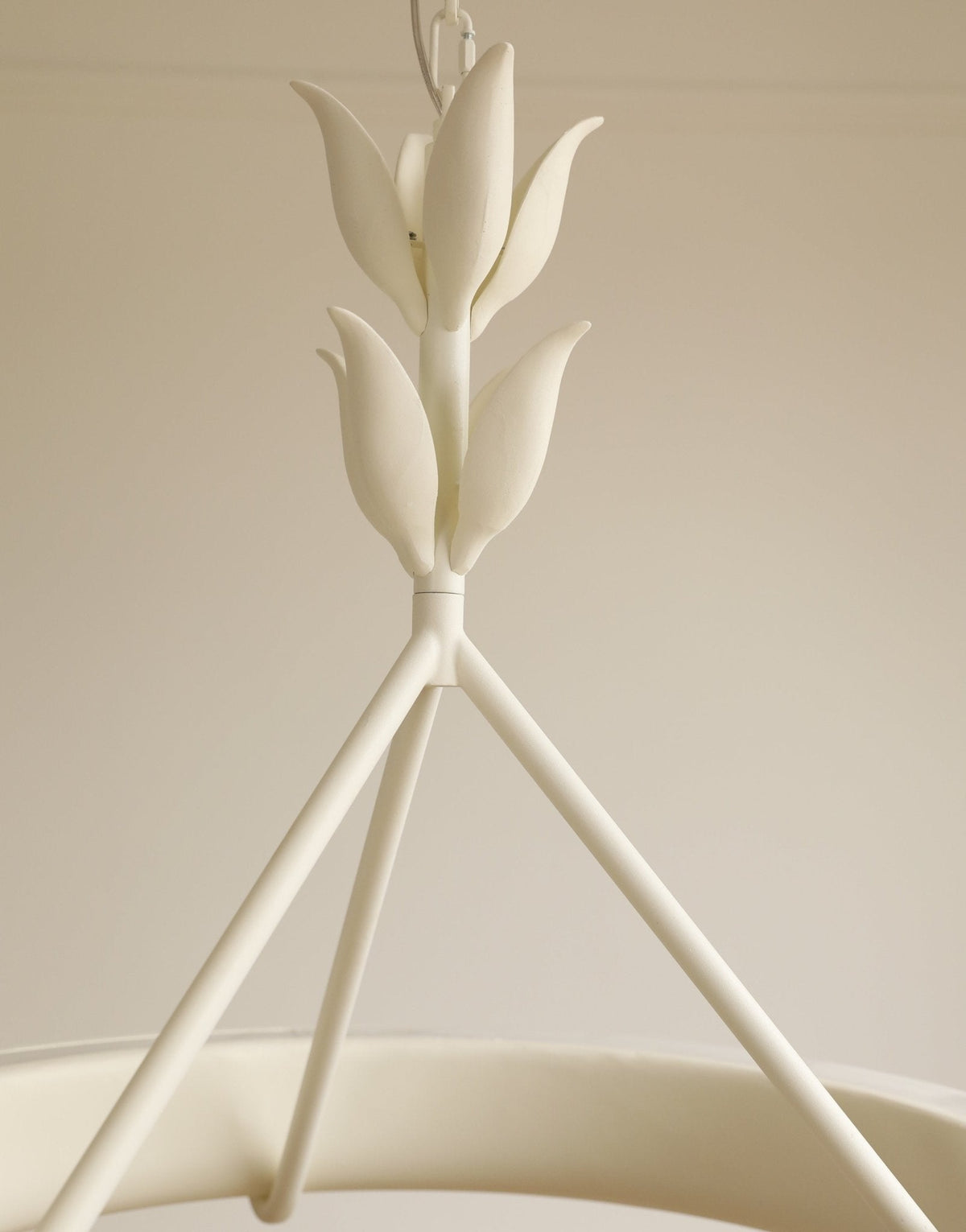 Eixor lysekrone i hvidt gips med blomstermotiv, minimalistisk