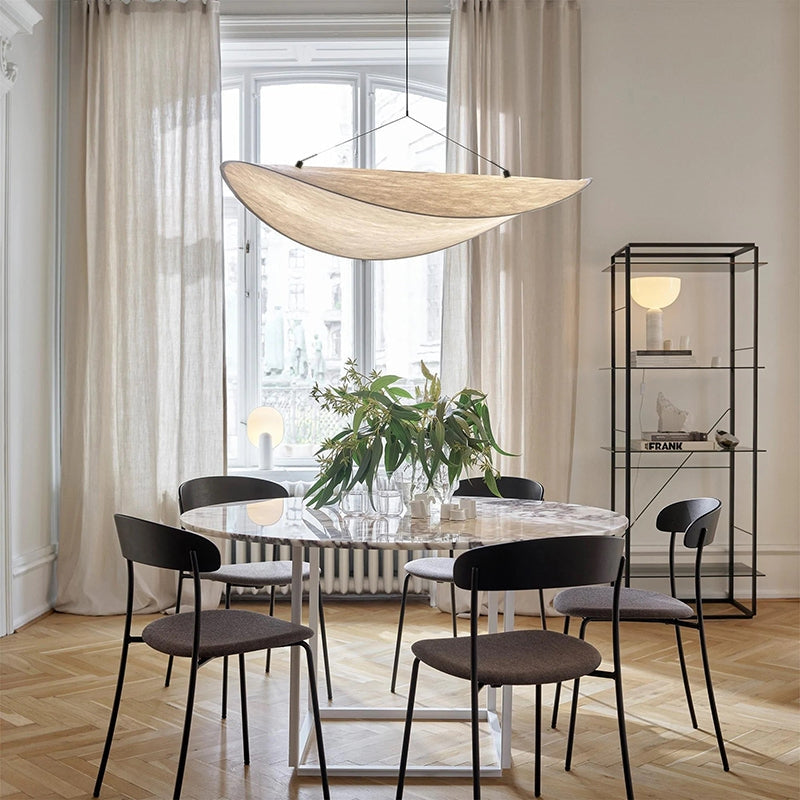 Ritta vintage art deco-hengilampi, málmur og hvítt silki, stofa/forstofa/listasafn
