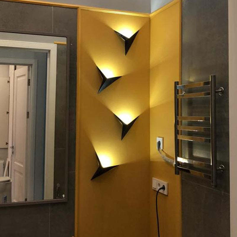 Meri modernit LED-seinävalaisimet makuuhuoneeseen, kolmionmuotoiset