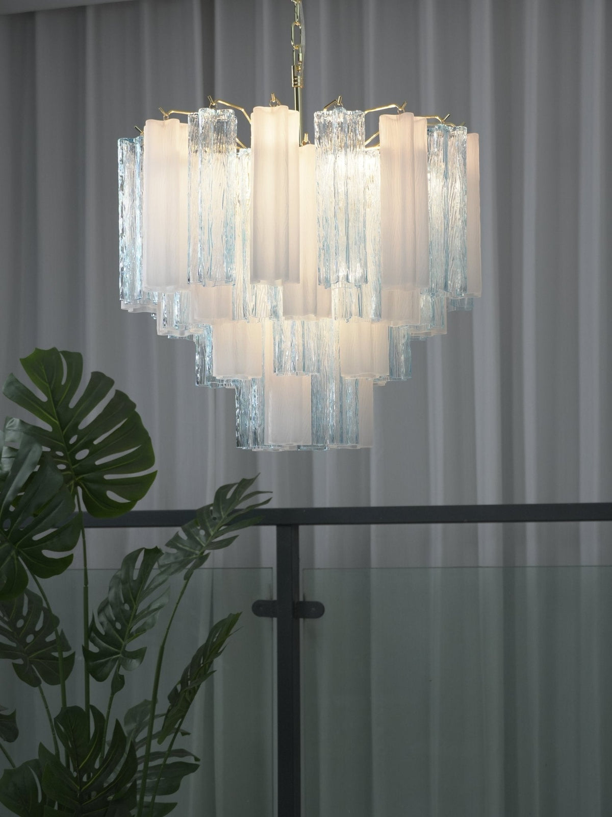 Bexy ljósakróna með fosslaga glerhlutum