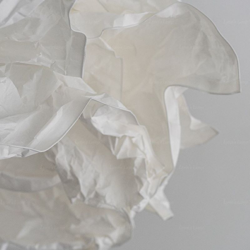 Ritta pendellampa i wabi-sabi-stil av molnformat papper