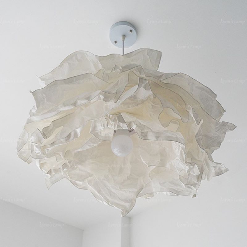 Ritta pendellampa i wabi-sabi-stil av molnformat papper