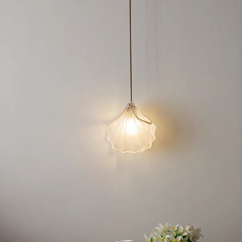 Kristy art déco-pendellampa i metall och pärlemorskal, vit