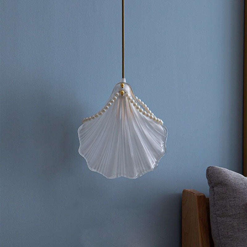 Kristy art déco-pendellampa i metall och pärlemorskal, vit