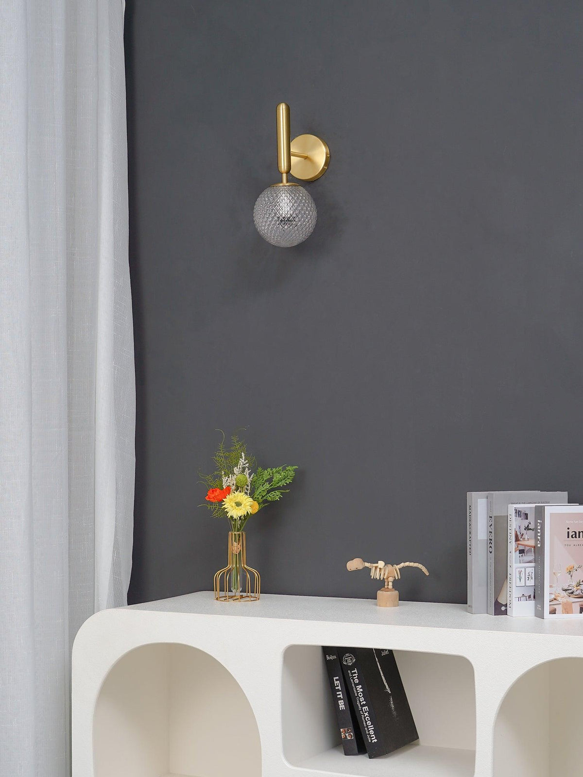 Kynlo vägglampa med stickpropp och glasklot, nordisk