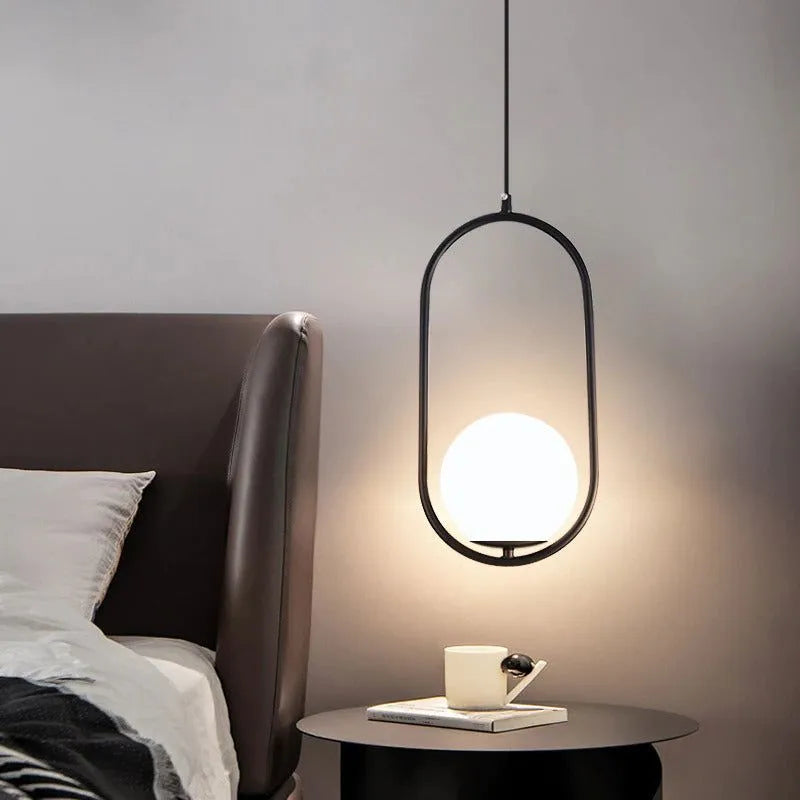 Valentina minimalistisk oval pendellampe med gylden og sort ramme og kugleformet skærm