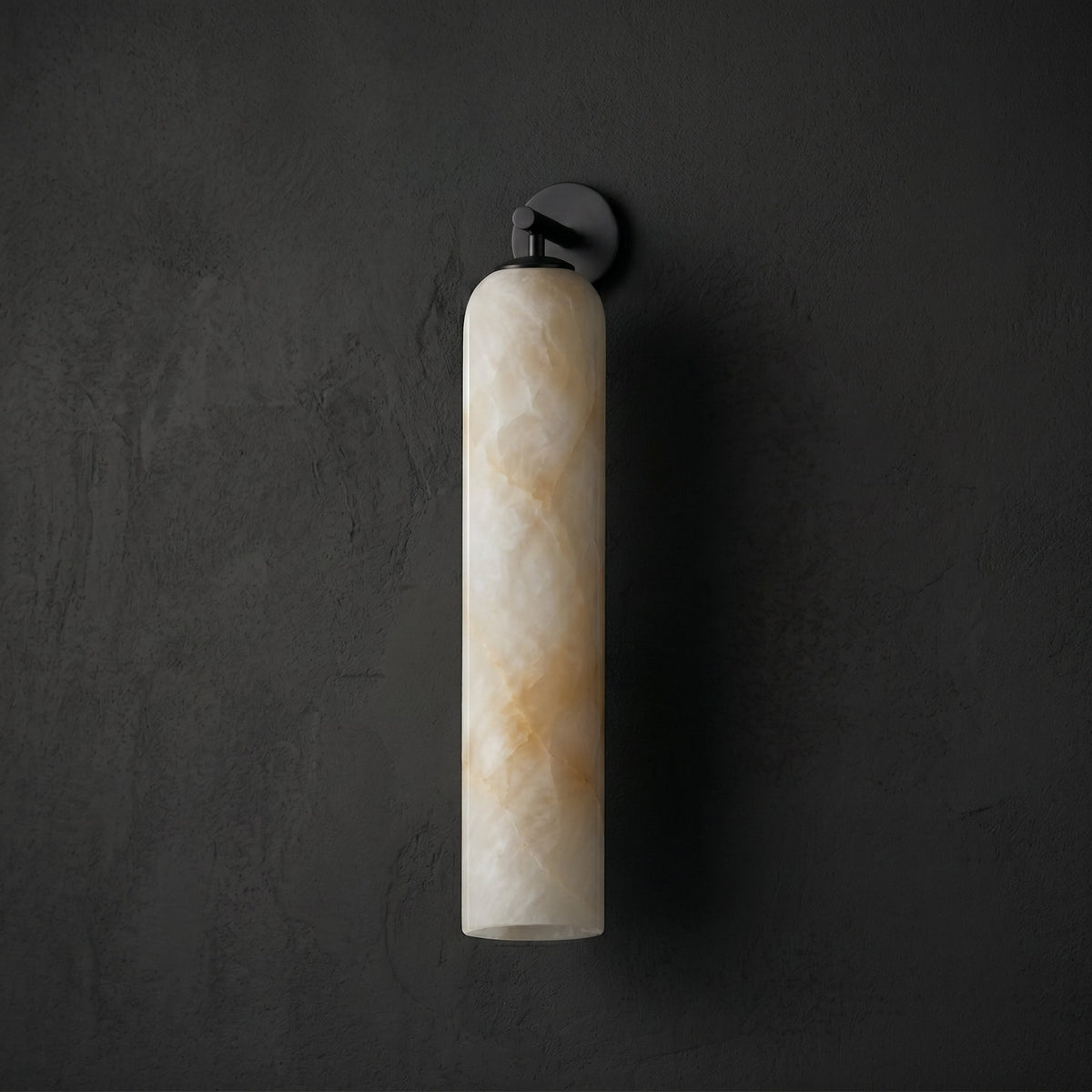 Rörformad vägglampa i alabaster