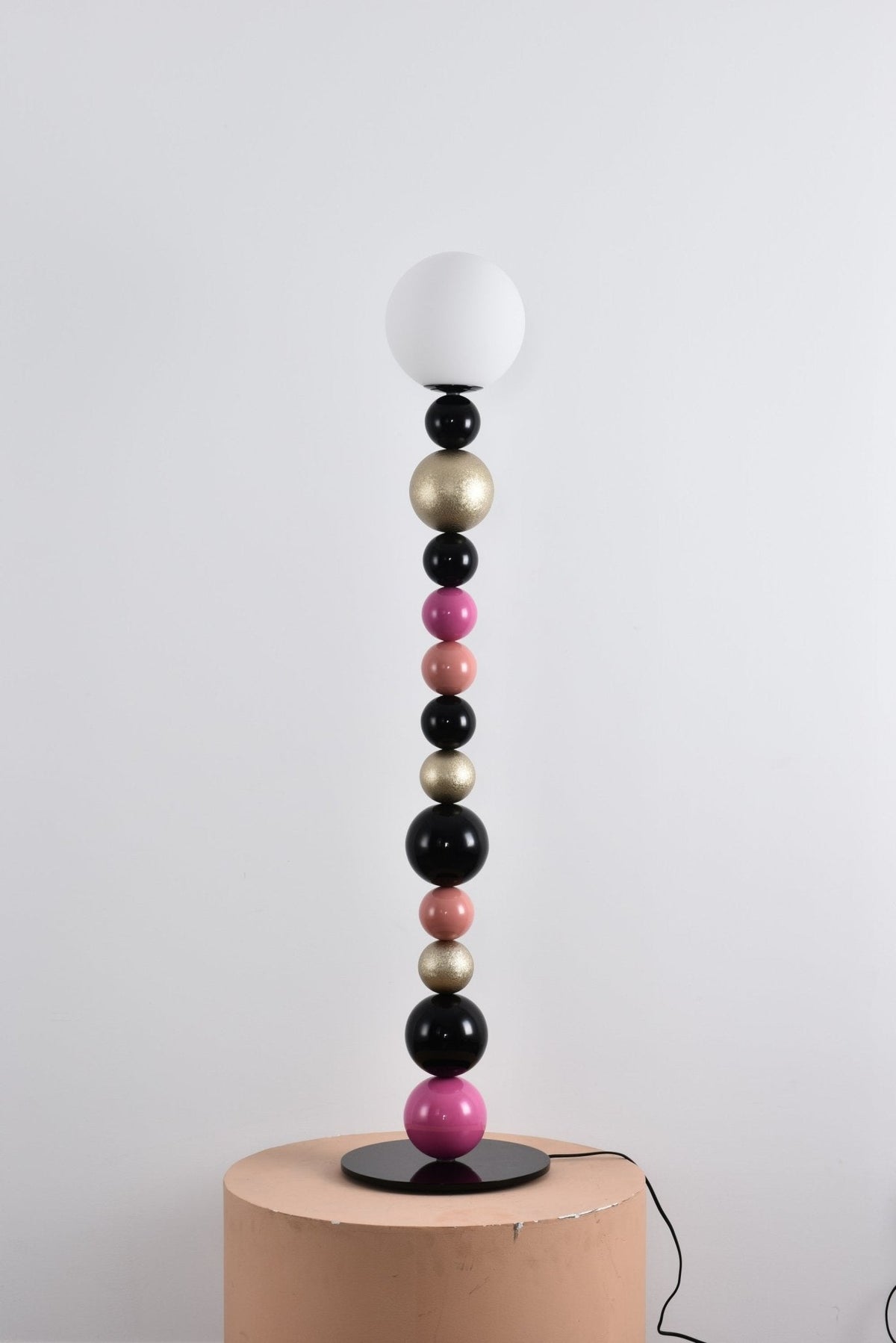 Kaleido gulvlampe med runde stablede kugler