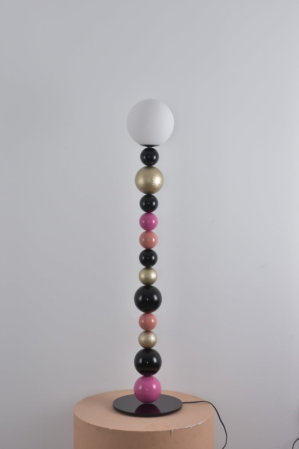 Kaleido gulvlampe med runde stablede kugler