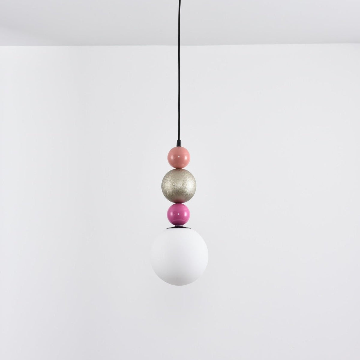 Eshaisra nordisk pendellampe i glas med runde stablede kugler og kunstnerisk design