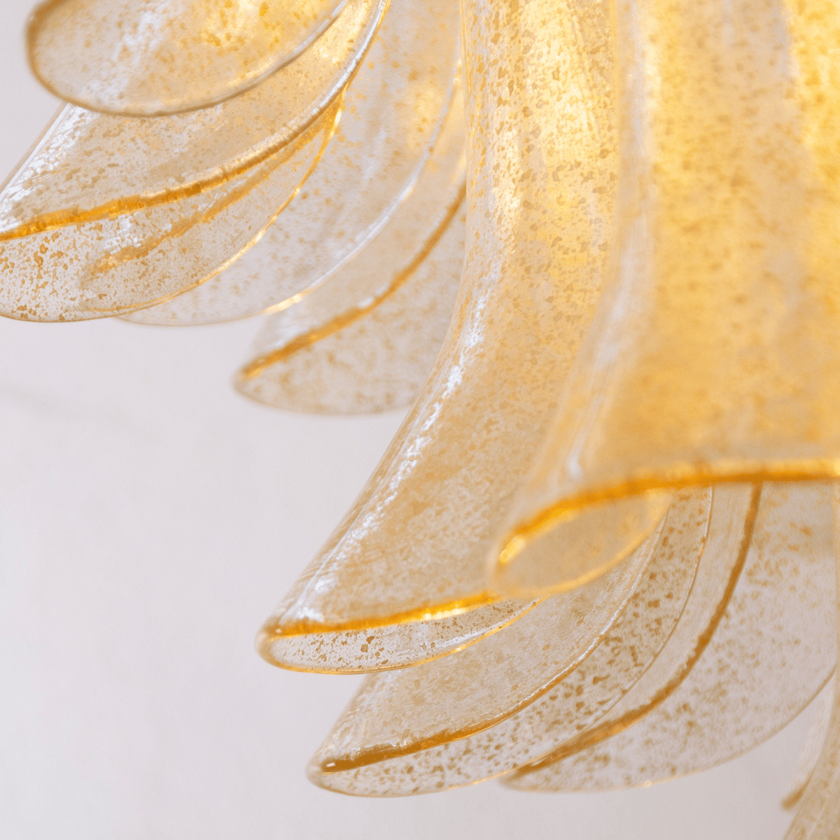 Lustre em vidro Murano âmbar com lírios em camadas, peça central Liorisissa