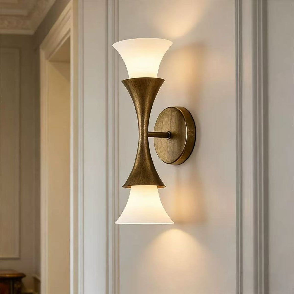 Solalette vägglampa i mässing med dubbla koner