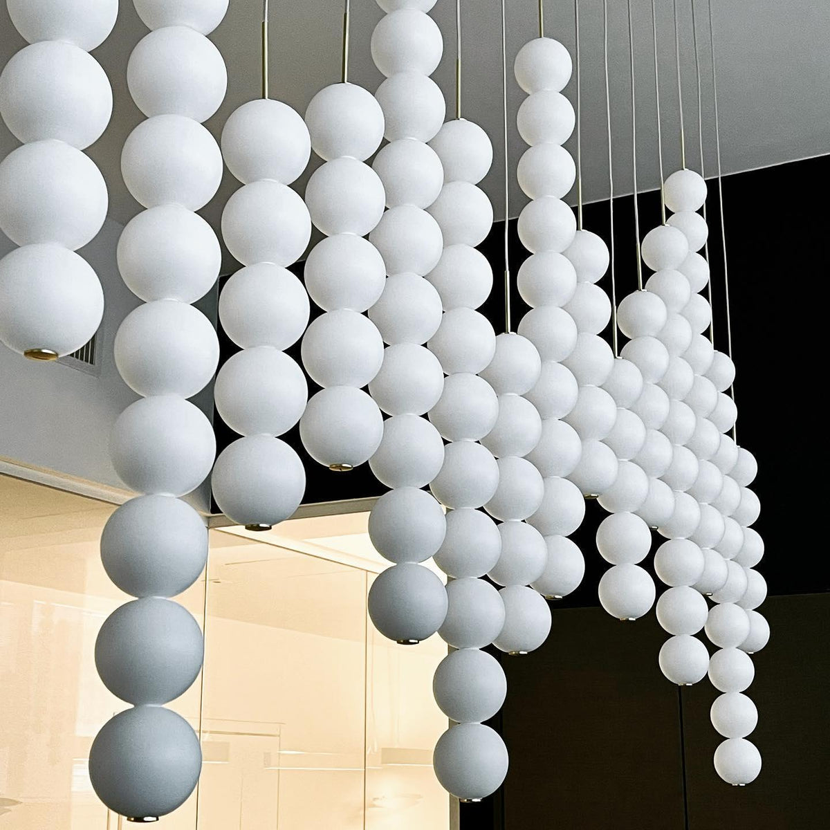Fray kunstnerisk pendellampe i plast
