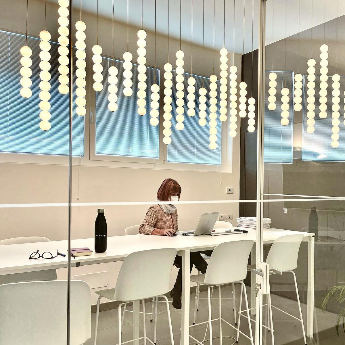 Fray kunstnerisk pendellampe i plast