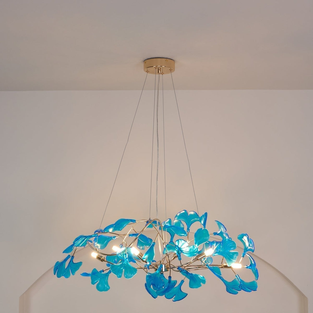 Ava-lysekroner med ginkgo-blade