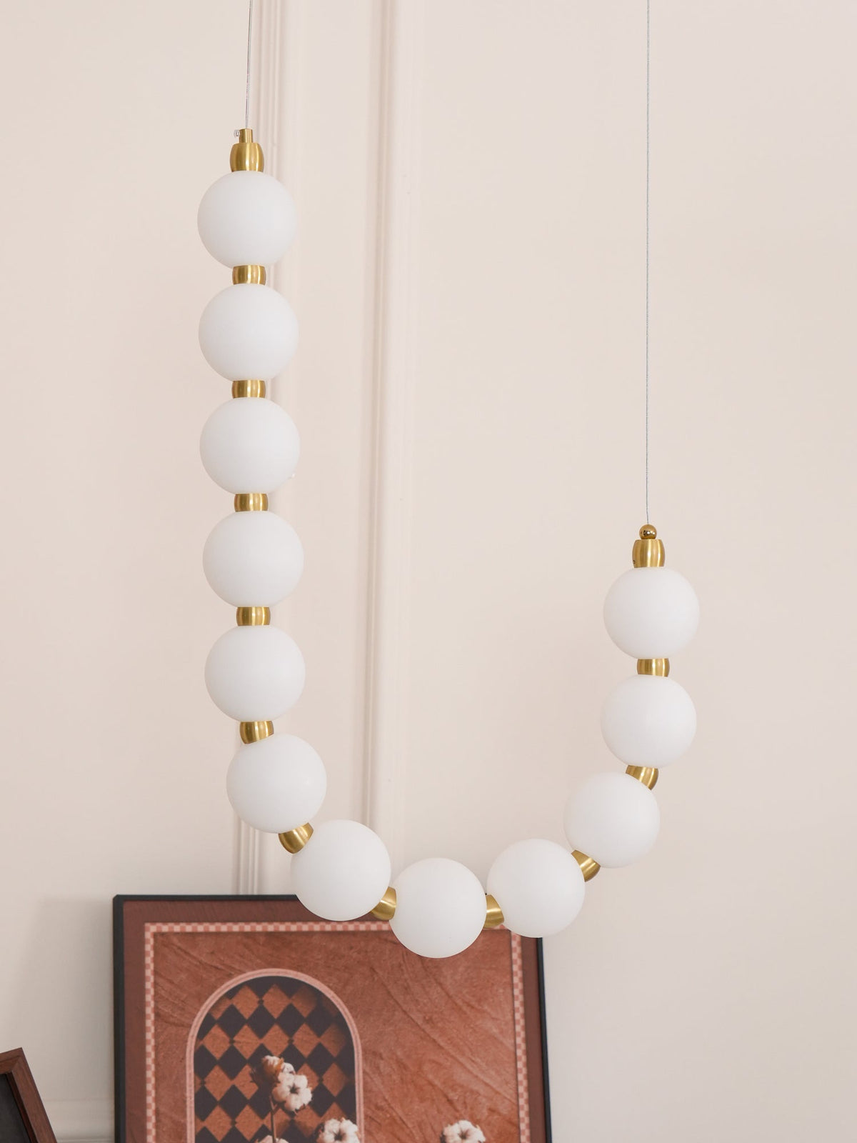 Modern minimalistisk akrylkrona med ädelstensdesign