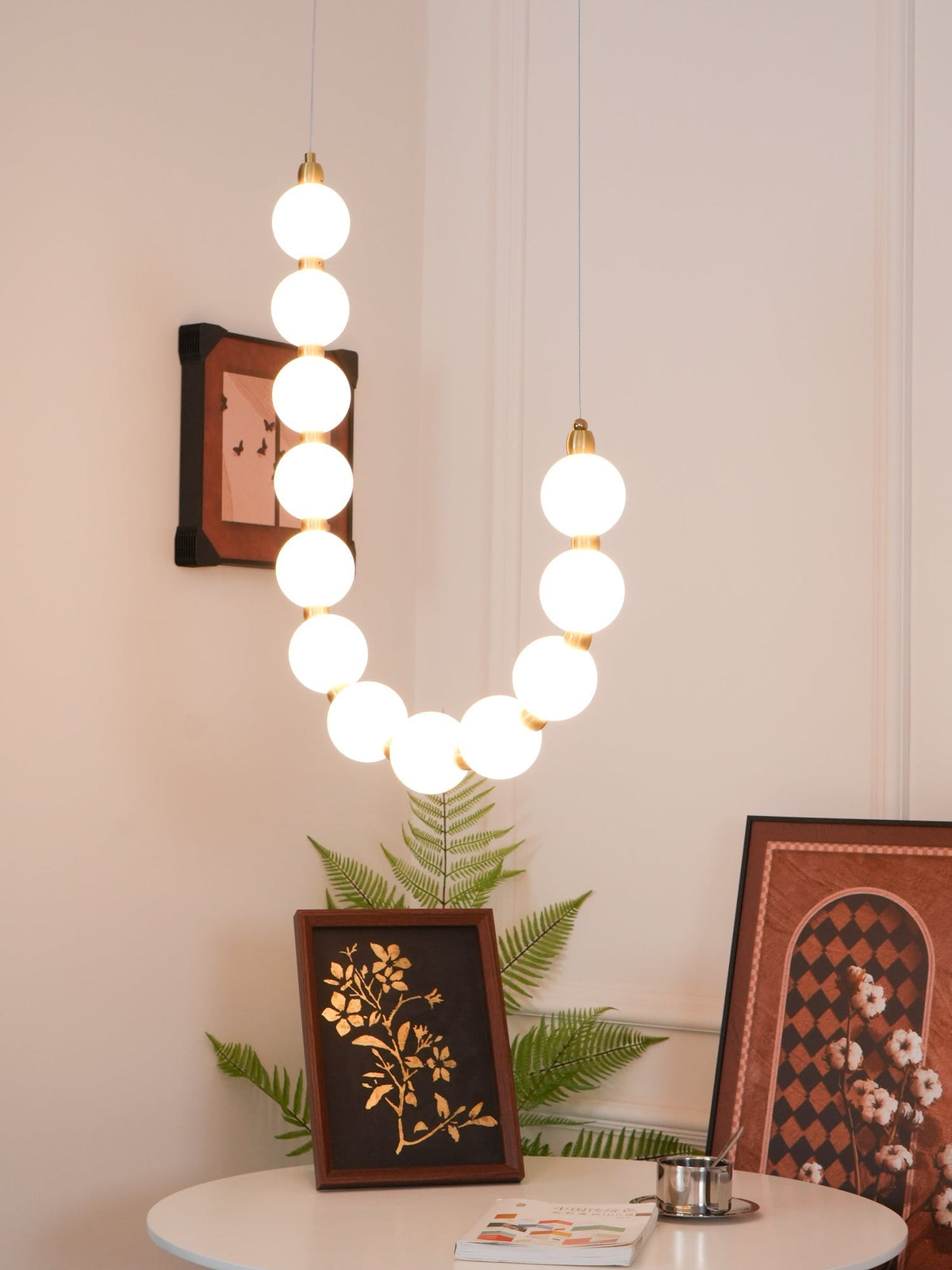 Modern minimalistisk akrylkrona med ädelstensdesign