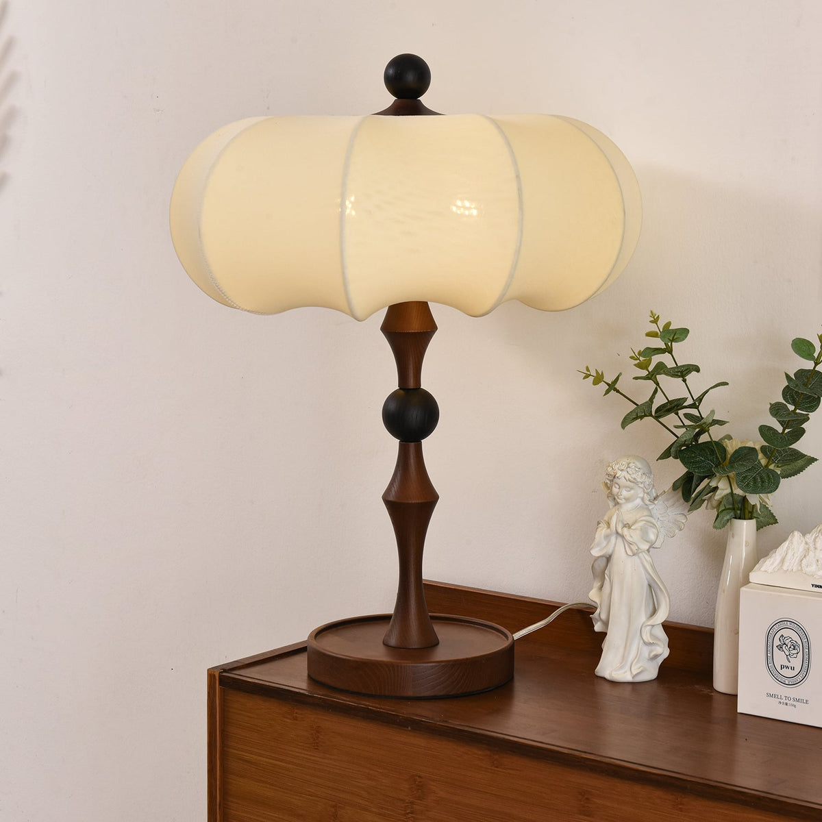 Lumae retrobordlampe i træ og stof