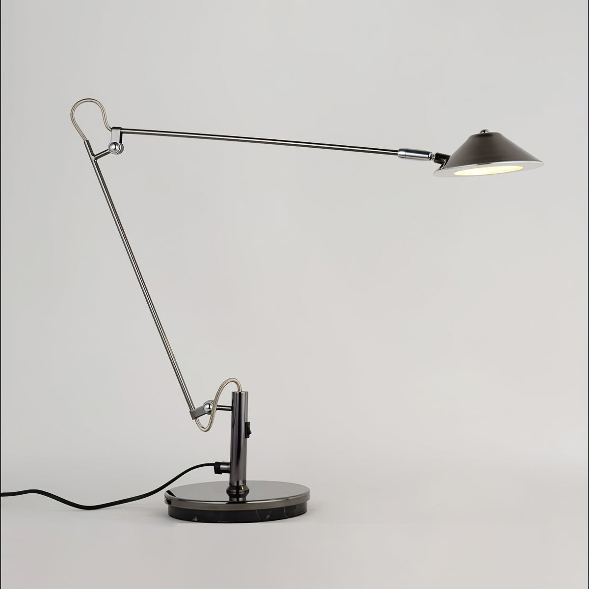 Queden-minimalistinen työpöytävalaisin toimistoon