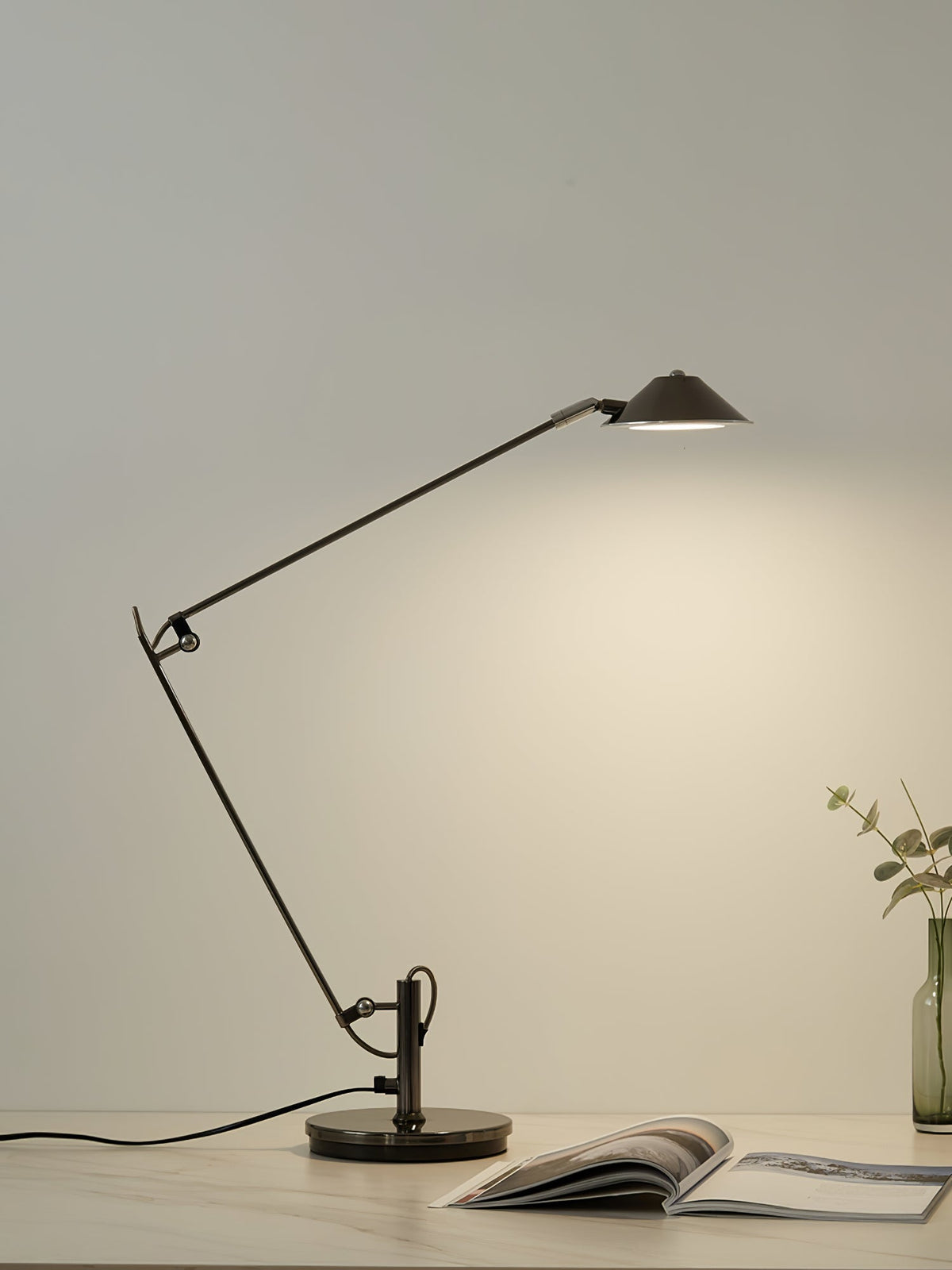 Queden-minimalistinen työpöytävalaisin toimistoon