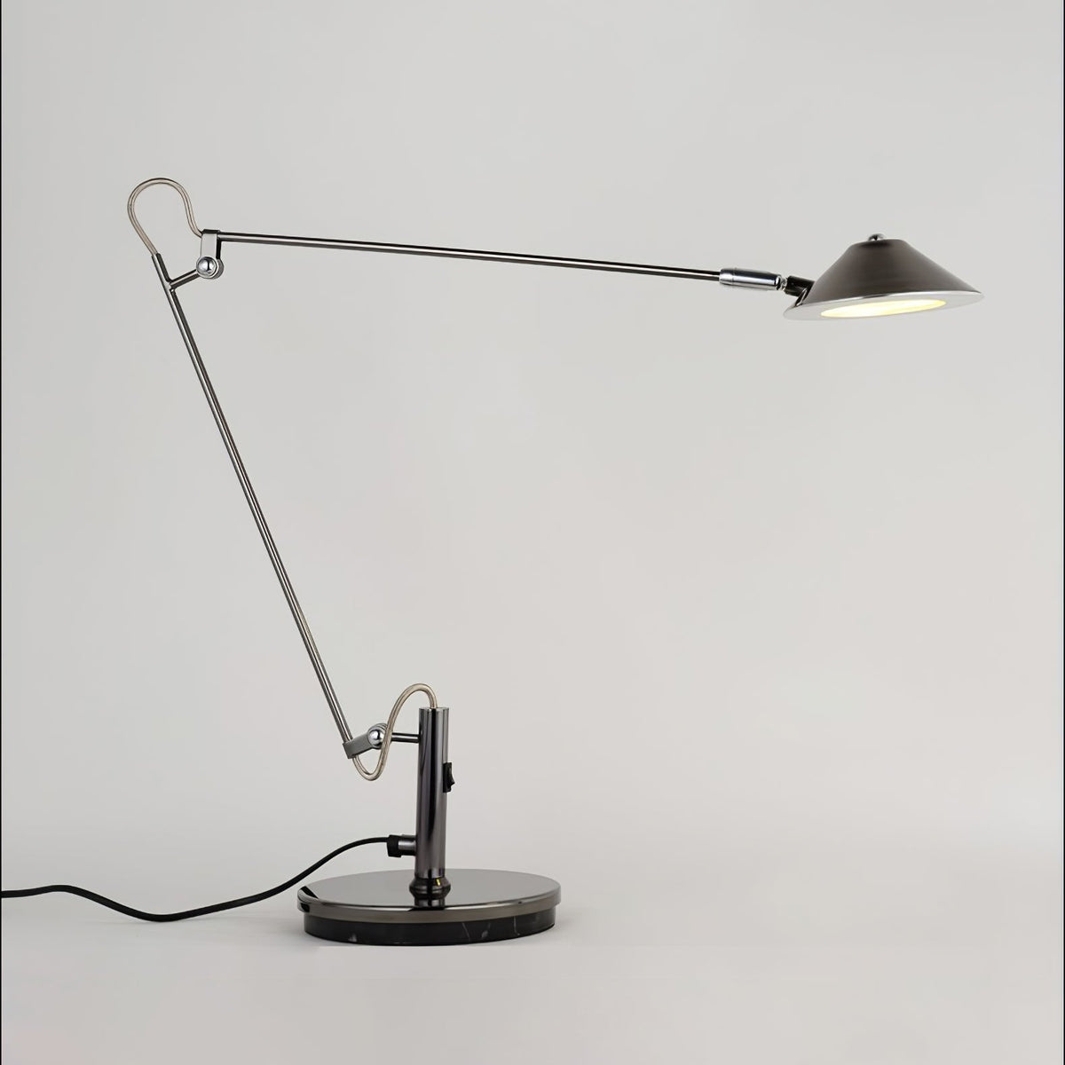 Queden-minimalistinen työpöytävalaisin toimistoon