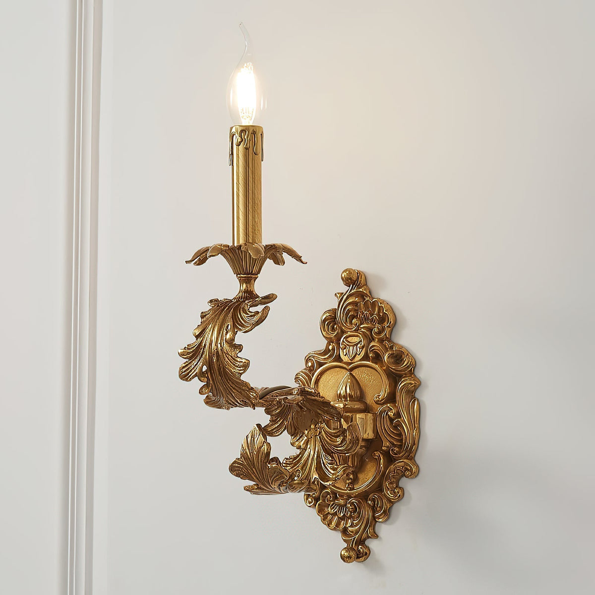 Golden Cartouche -seinävalaisin
