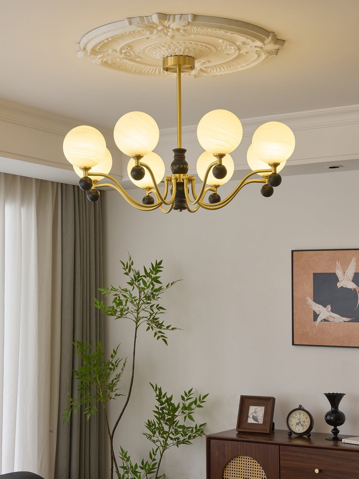 Ershaan elegantti vintage-tyylinen pallomainen messinki- ja puukattokruunu