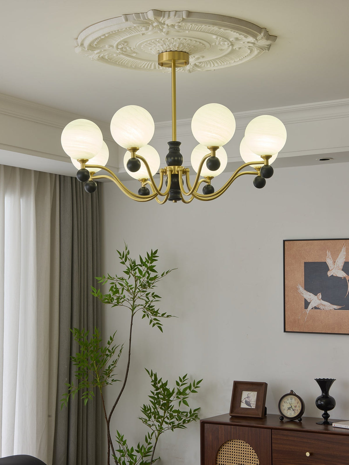 Ershaan elegantti vintage-tyylinen pallomainen messinki- ja puukattokruunu