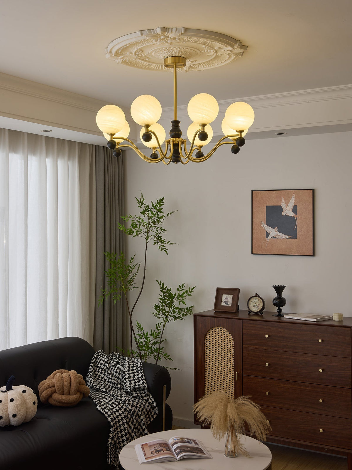 Ershaan elegantti vintage-tyylinen pallomainen messinki- ja puukattokruunu