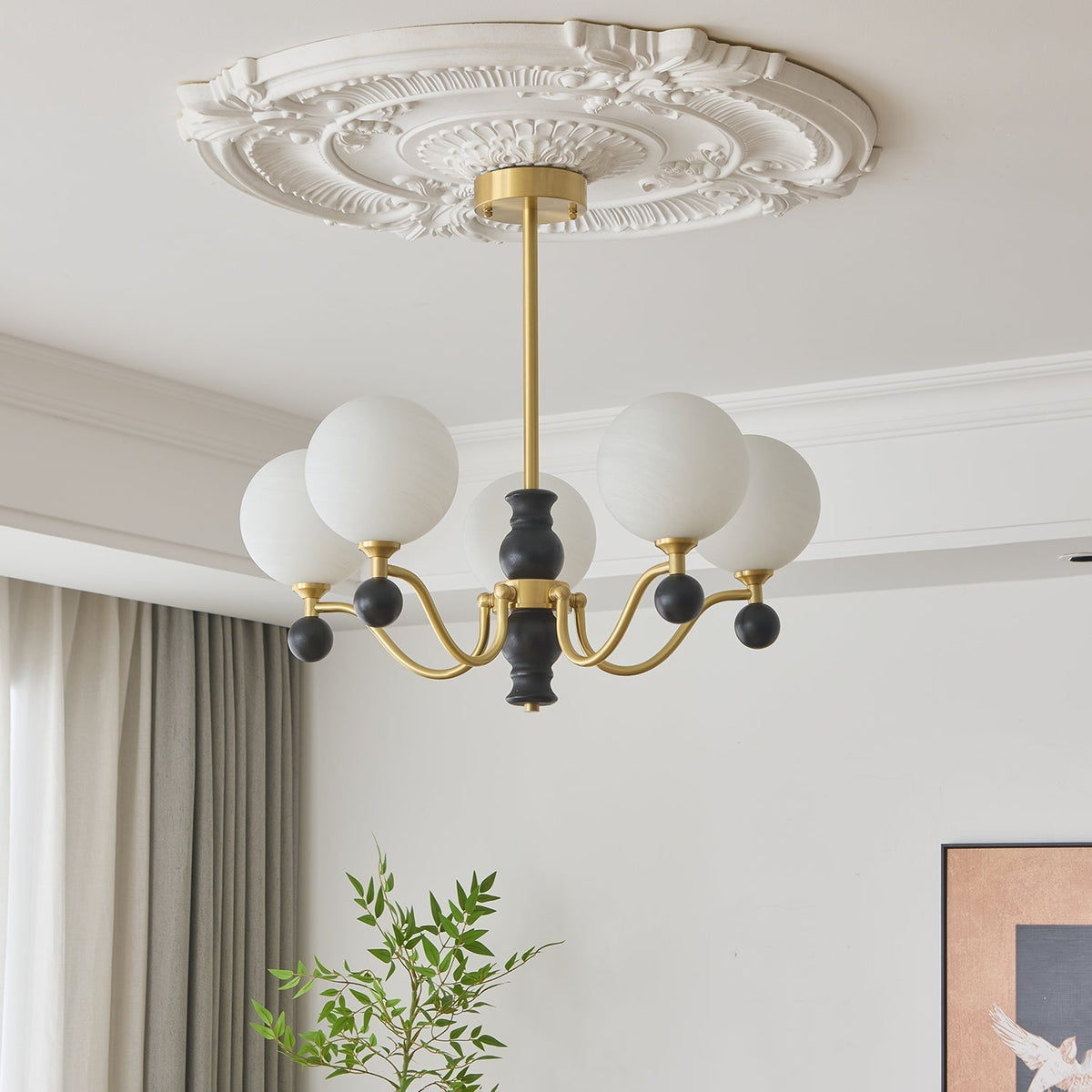 Ershaan elegantti vintage-tyylinen pallomainen messinki- ja puukattokruunu