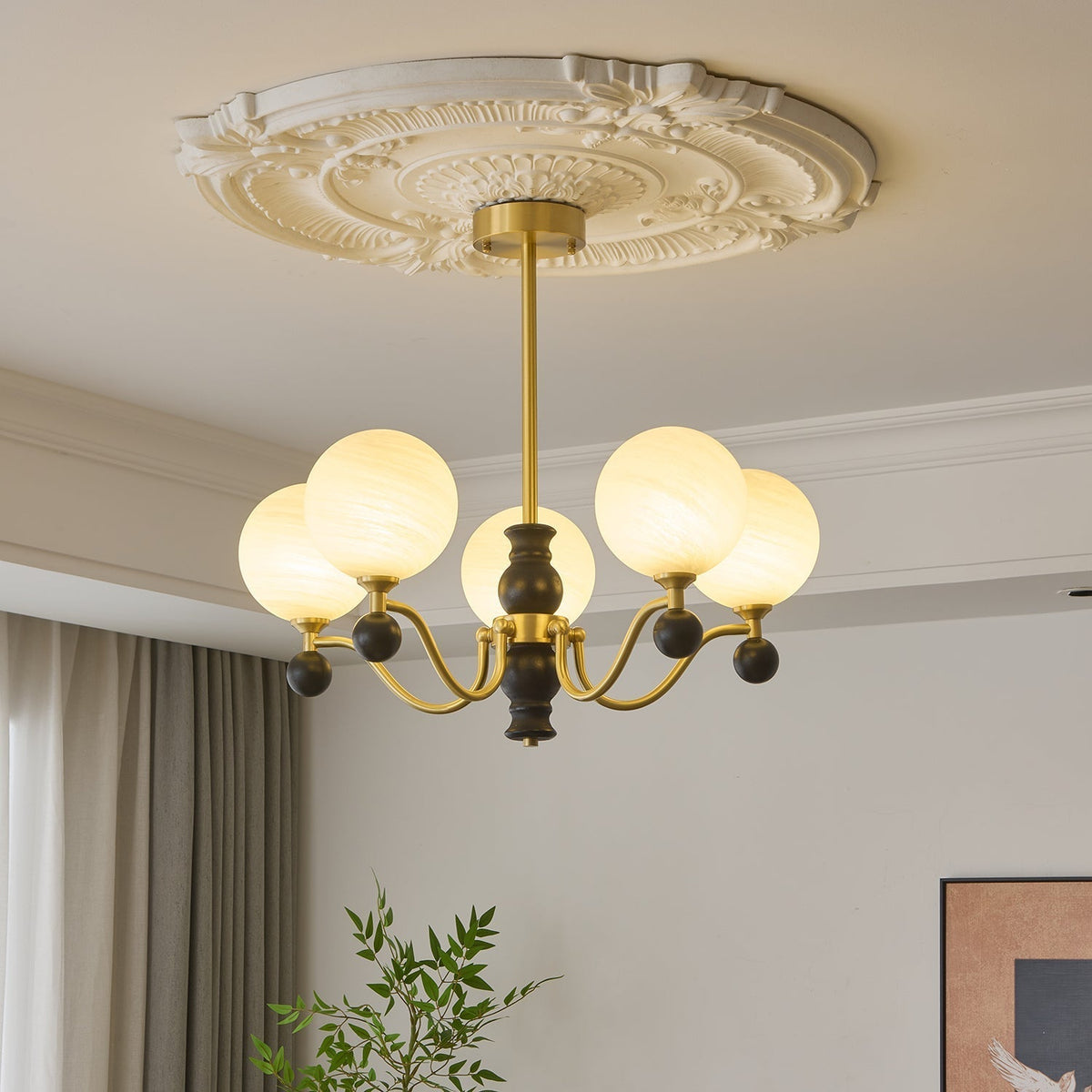 Ershaan elegantti vintage-tyylinen pallomainen messinki- ja puukattokruunu