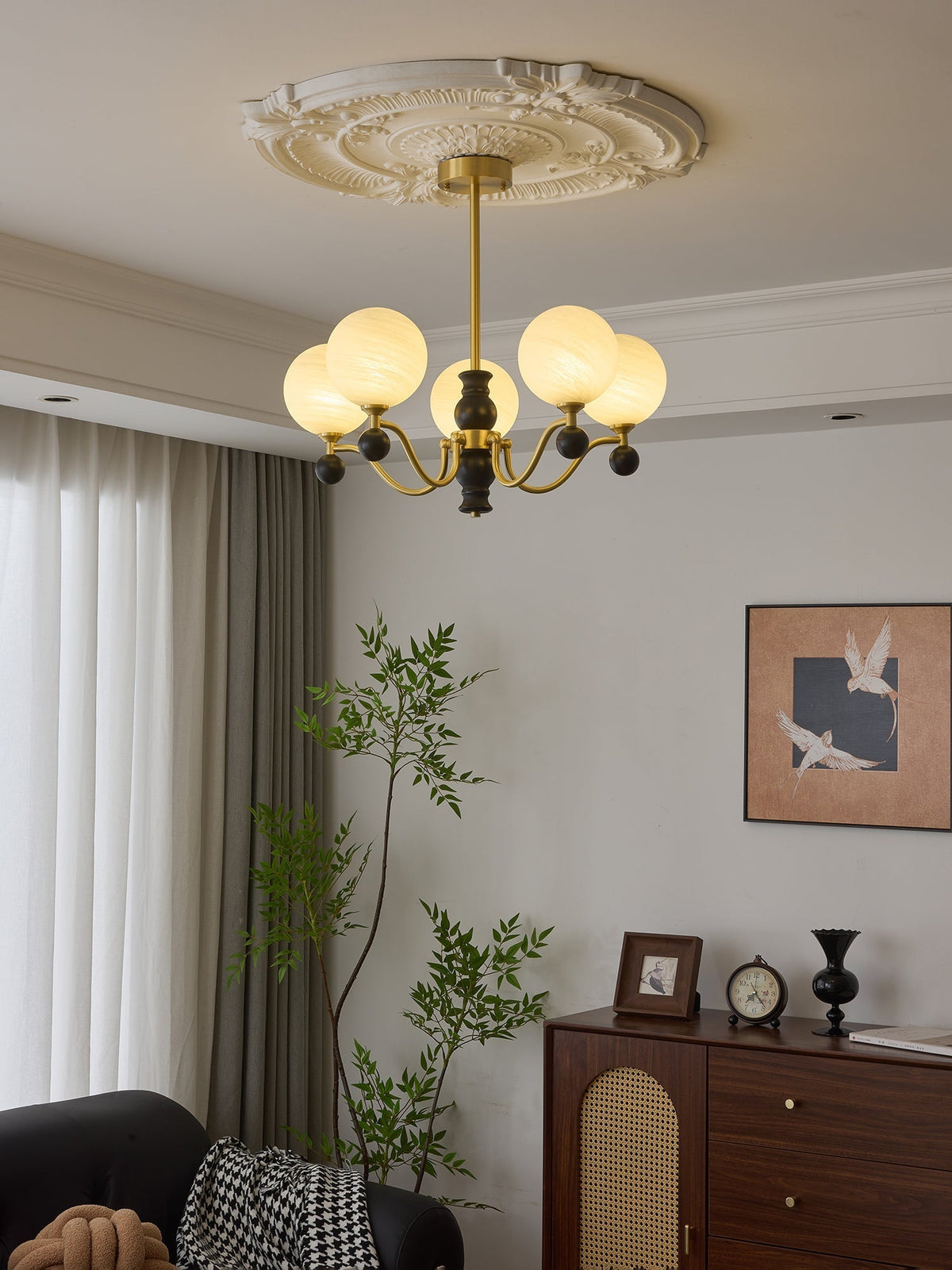 Ershaan elegantti vintage-tyylinen pallomainen messinki- ja puukattokruunu