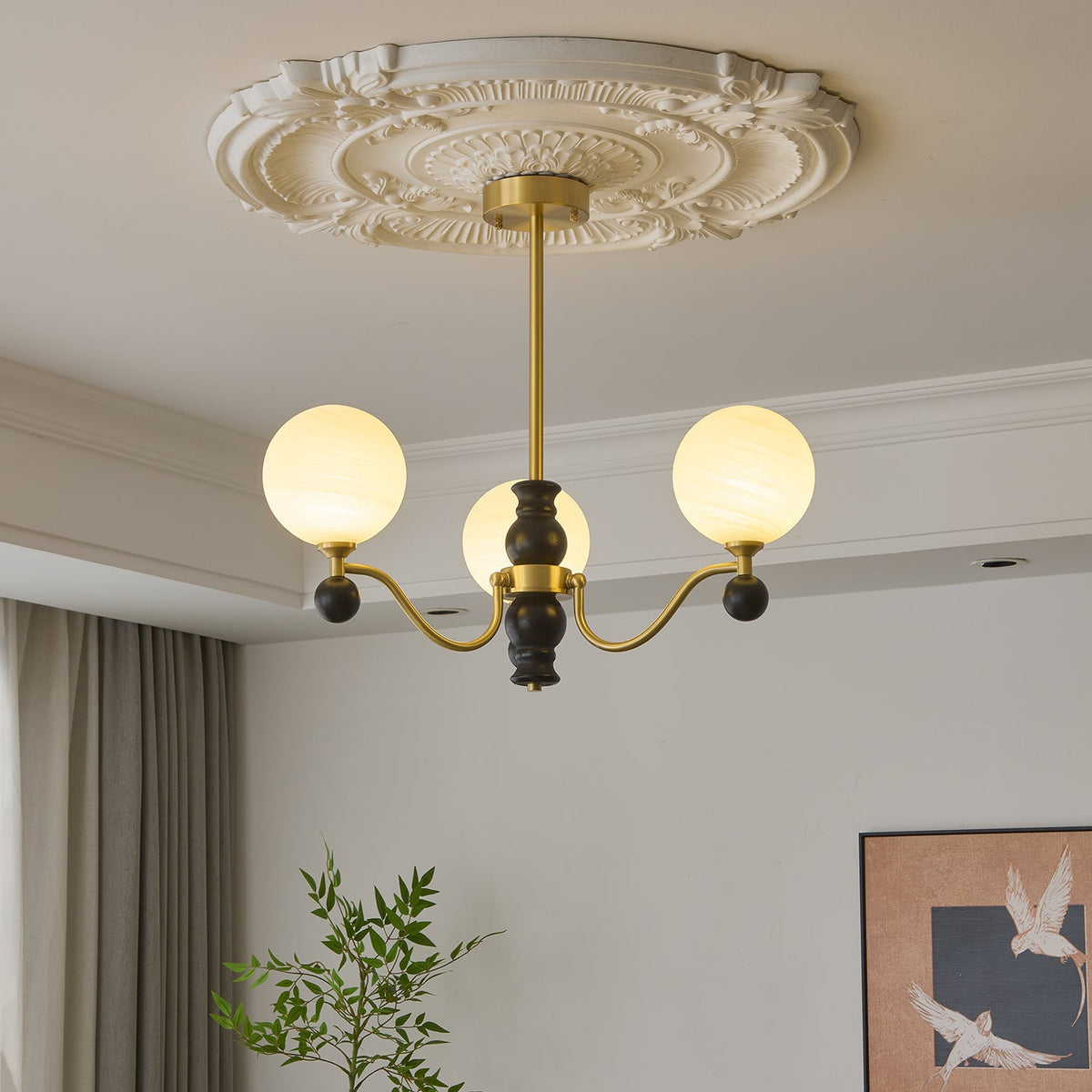 Ershaan elegantti vintage-tyylinen pallomainen messinki- ja puukattokruunu