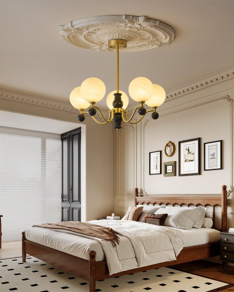 Ershaan elegantti vintage-tyylinen pallomainen messinki- ja puukattokruunu
