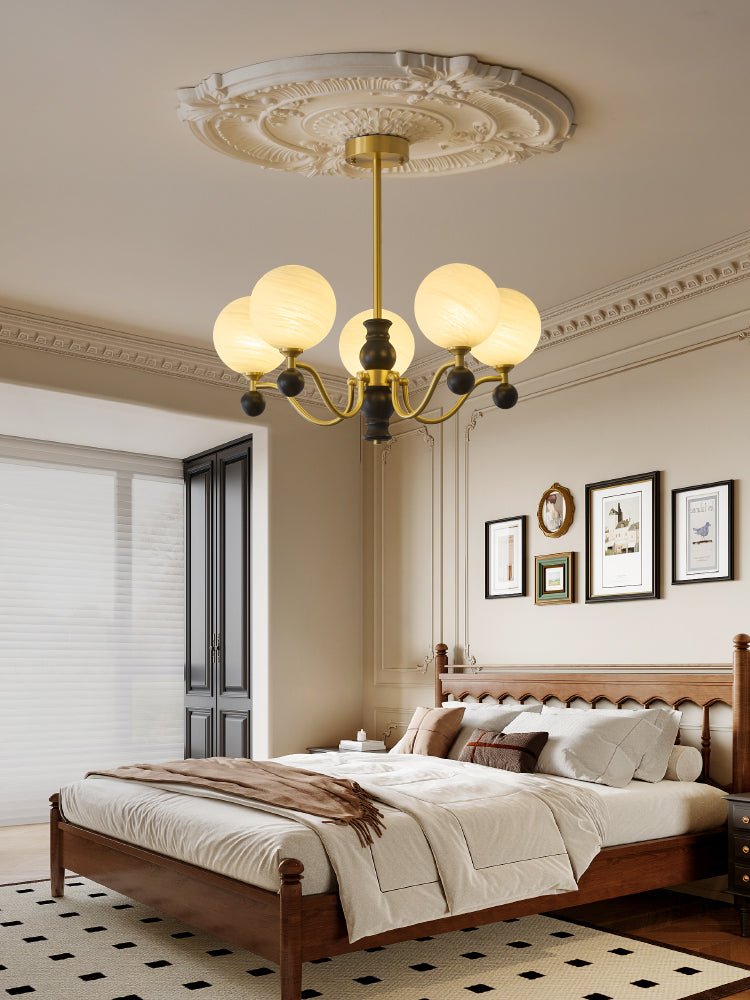 Ershaan elegantti vintage-tyylinen pallomainen messinki- ja puukattokruunu