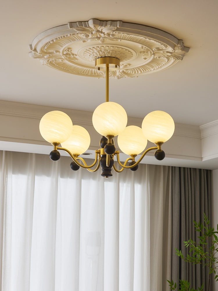 Ershaan elegantti vintage-tyylinen pallomainen messinki- ja puukattokruunu