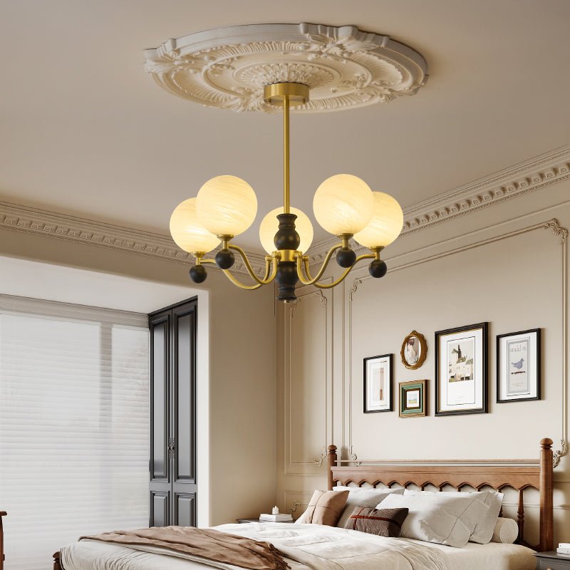 Ershaan elegantti vintage-tyylinen pallomainen messinki- ja puukattokruunu
