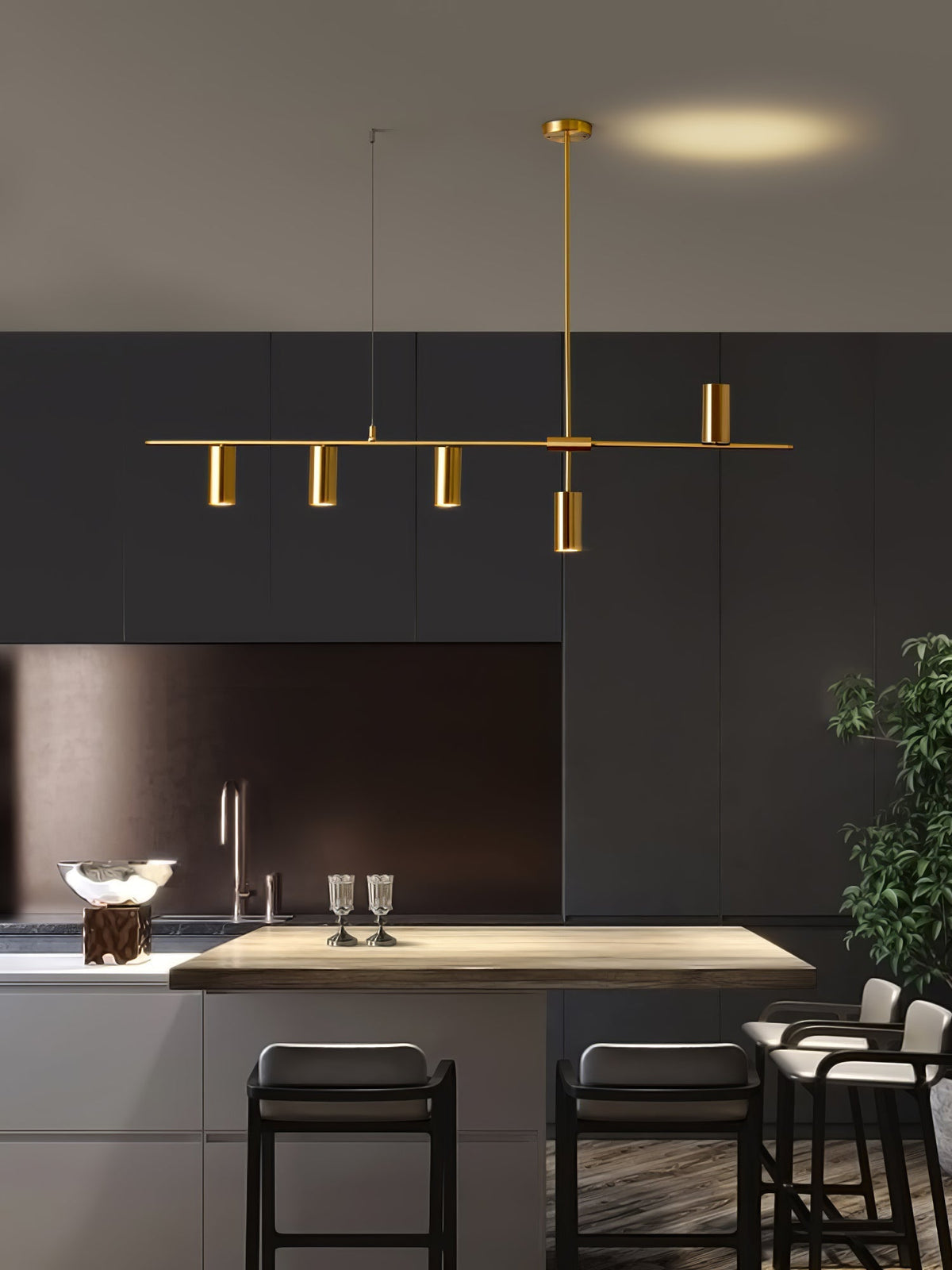 Oriarella ljuskrona i mässing med linjär, elegant Cassandra-design