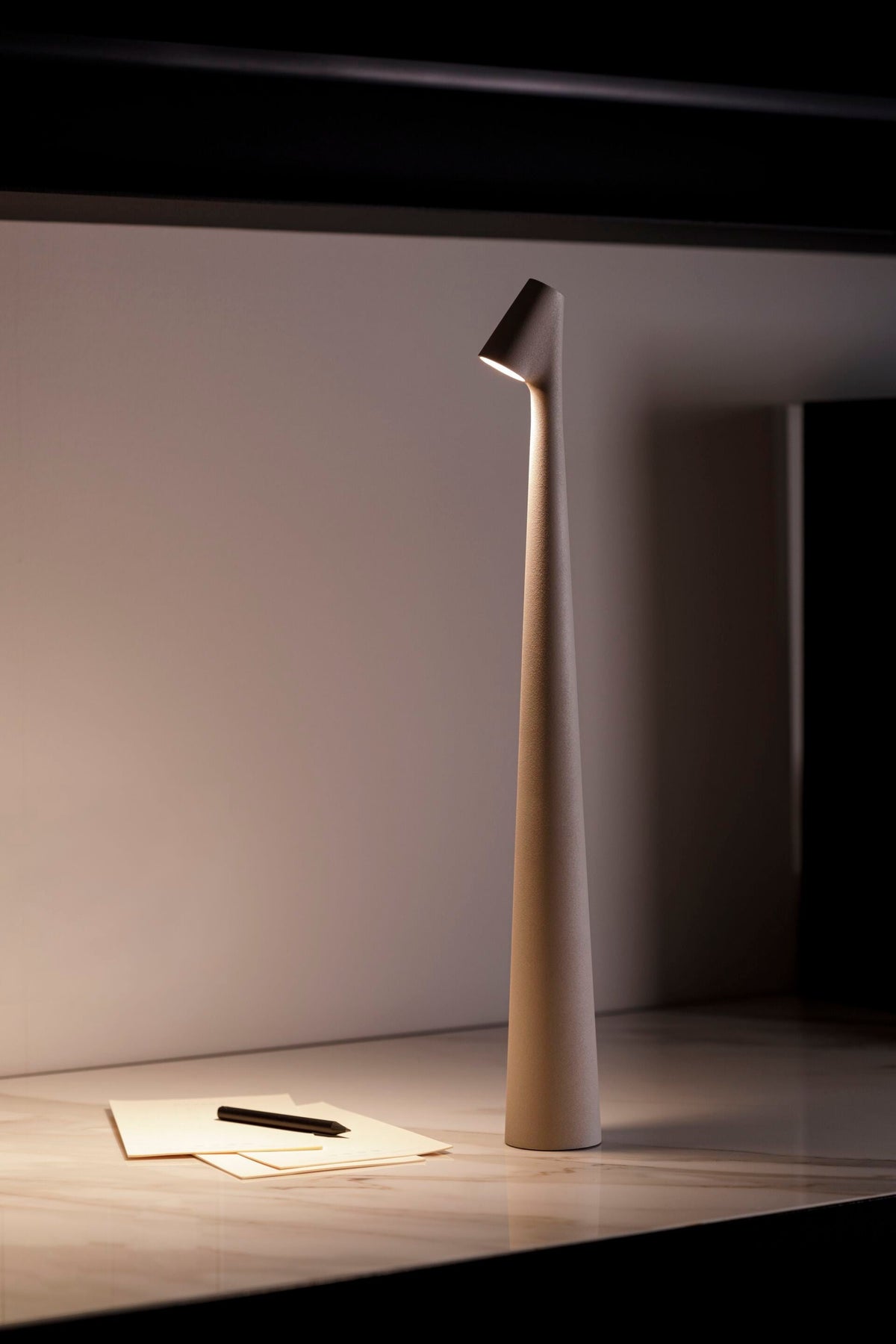 Candeeiro de mesa Nirerora minimalista em acrílico