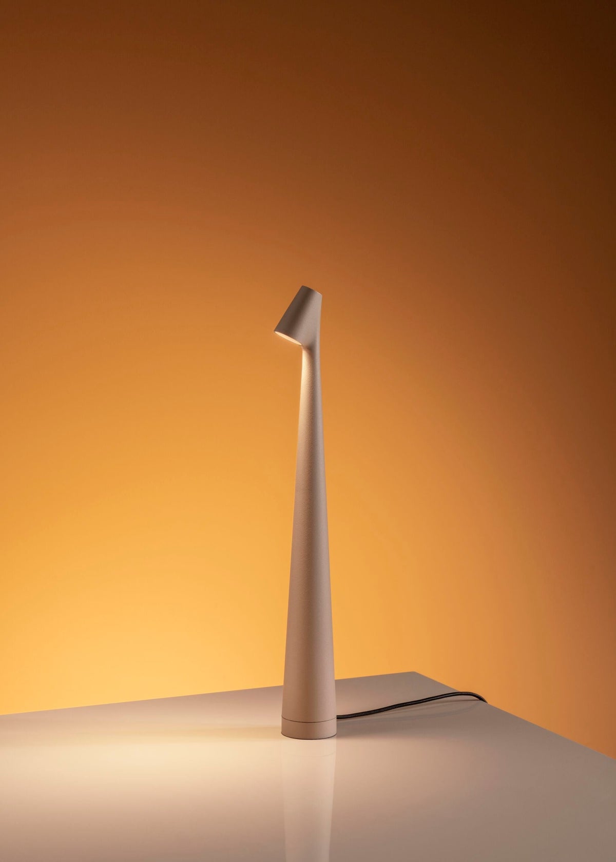 Candeeiro de mesa Nirerora minimalista em acrílico