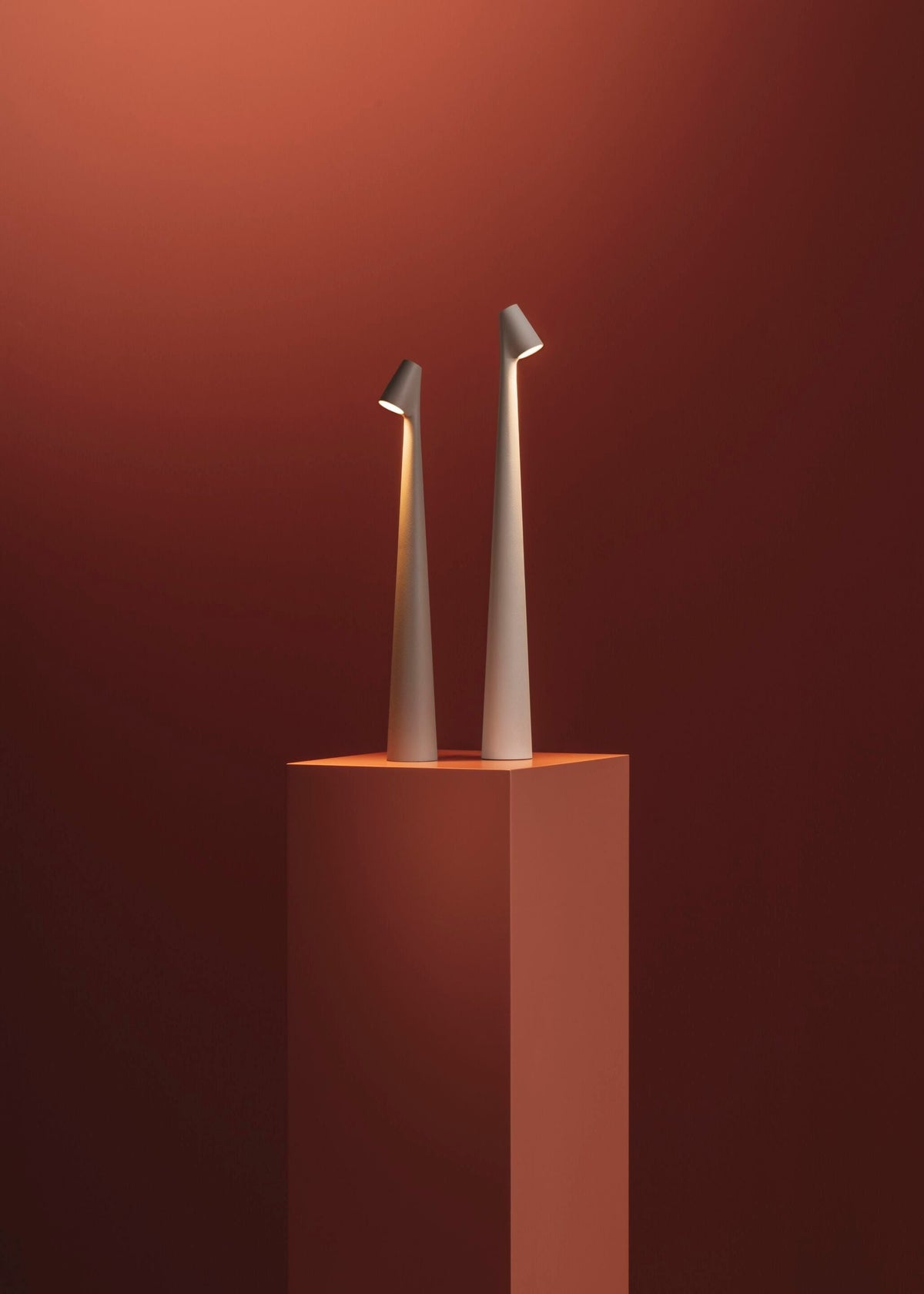 Candeeiro de mesa Nirerora minimalista em acrílico