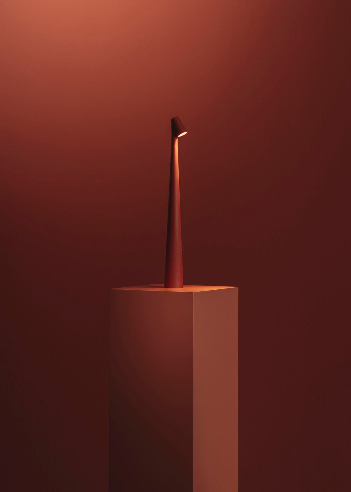 Candeeiro de mesa Nirerora minimalista em acrílico